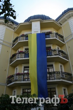 Фотофакт: Ко Дню флага и Дню Независимости один из домов по ул. Бутырина украсили государственным флагом