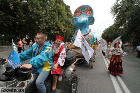 Кременчужане поучаствовали в столичном параде вышиванок