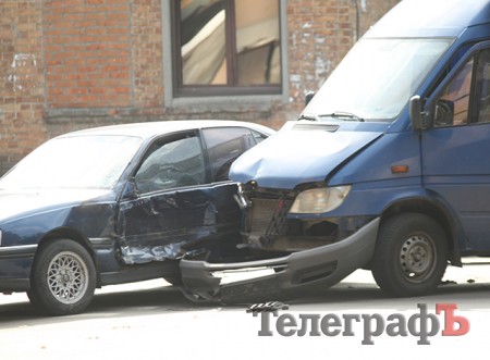 В центре Кременчуга столкнулись Mercedes и Opel