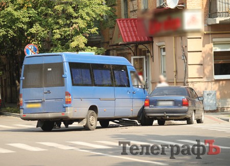 В центре Кременчуга столкнулись Mercedes и Opel