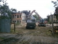 На улице Красина разбирают «приют для бомжей»