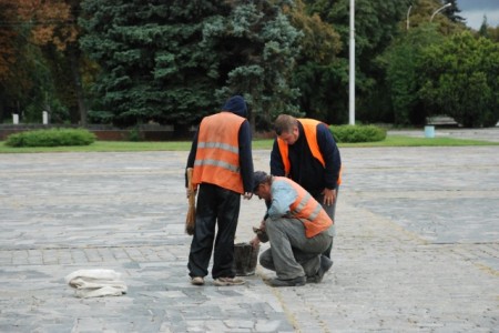 В Кременчуге ремонтируют площадь Победы, где состоится военный парад