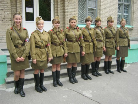 На День Кременчуга военный парад будут регулировать девушки в военной форме