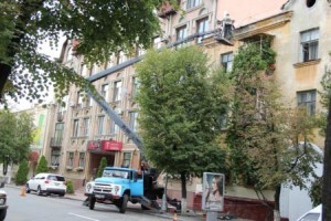 В Кременчуге на ул.Ленина меняют водосточные трубы на домах