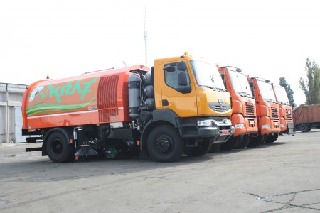 «АвтоКрАЗ» передал коммунальному предприятию КАТП-1628 экологичный автопылесос КрАЗ