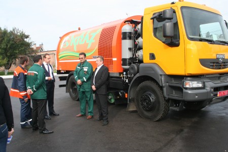 «АвтоКрАЗ» передал коммунальному предприятию КАТП-1628 экологичный автопылесос КрАЗ