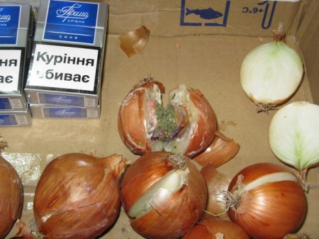 Фаршированный телефоном хлеб и лук, заправленный наркотиками, пытались доставить полтавским осужденным