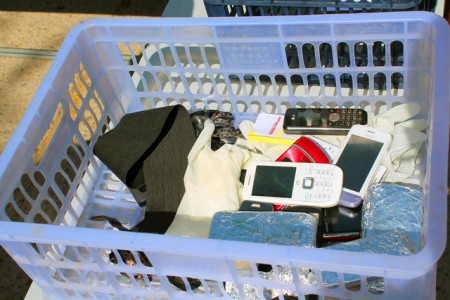 На Кременчугском заводе техуглерода работники сдают мобилки, прежде чем попасть на рабочее место