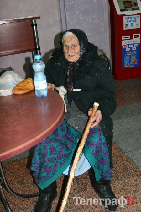 В Кременчуге 89-летняя бабушка уже неделю живет на ж/д вокзале
