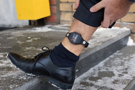 Впервые в Кременчуге на подозреваемого надели специальный браслет и отправили под домашний арест