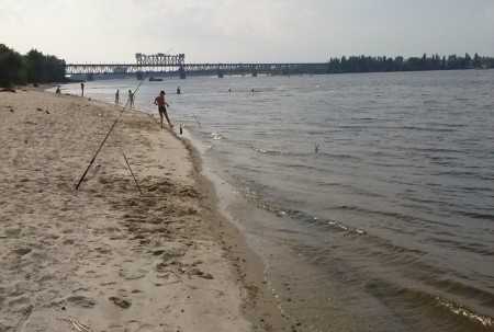Кременчугские рыболовы отметят окончание сезона ловлей плотвы на нудистском пляже