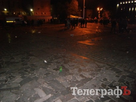 Кременчугская традиция: после концерта площадь Победы утонула в мусоре