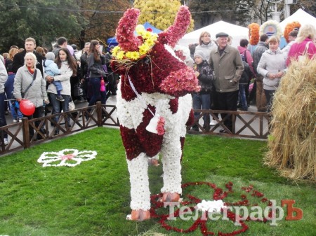 В Кременчуге на Параде цветов показали мини-мемориал Вечно живым, переправу через Днепр и цветочную корову