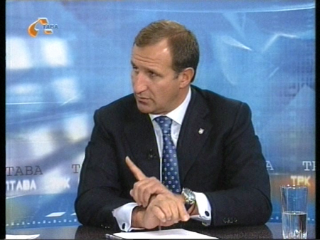 Бабаев считает, что тех, кто спекулирует на теме военного парада, «надо анафеме предавать»