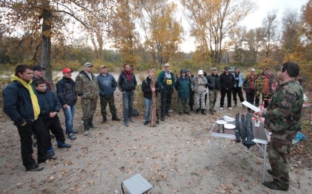 На берегу Днепра на нудистском пляже рыбаки завершили сезон рыбной ловли