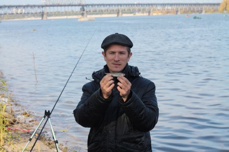 На берегу Днепра на нудистском пляже рыбаки завершили сезон рыбной ловли