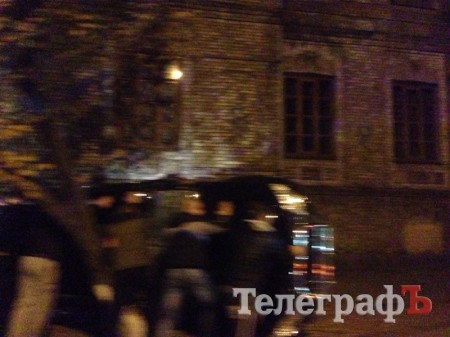 В центре Кременчуга внедорожник сбил знак и перевернулся