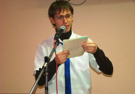"Гопник с Раковки" читал стихи, другой поэт разделся до трусов - первый литературный фестиваль в Кременчуге