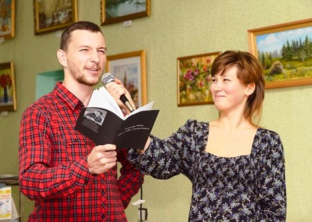 "Гопник с Раковки" читал стихи, другой поэт разделся до трусов - первый литературный фестиваль в Кременчуге