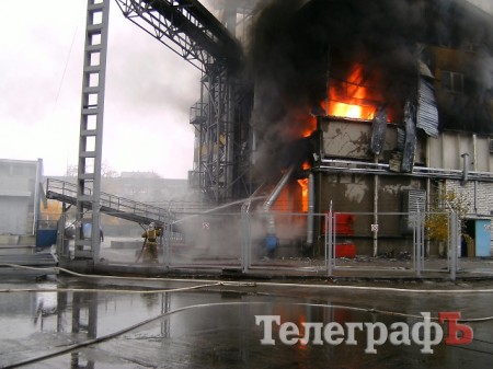 Пожар на заводе во Власовке: огонь остановили в считанных метрах от ёмкостей с гексаном