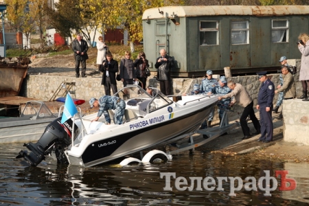 Кременчугскую водную милицию оснастили современным катером с мощным мотором