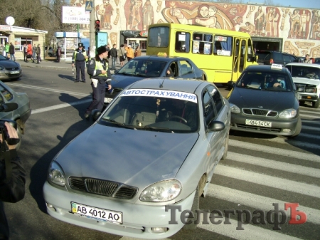 В Кременчуге митингующие таксисты перекрыли движение транспорта