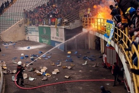 В Полтаве фанаты «Металлиста» сломали 300 сидений и устроили на поле пожар