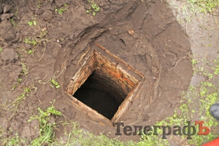 Кременчугские коммунальщики, сажая туи в центре города, наткнулись на подземный колодец