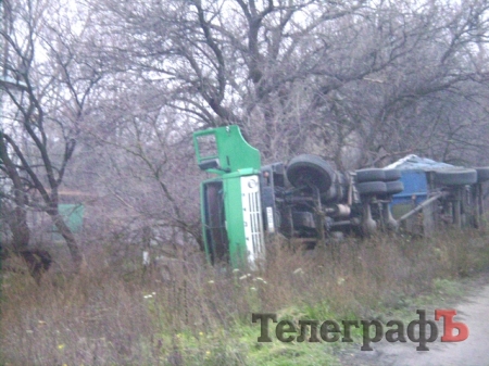 Под Кременчугом «КамАЗ» съехал с дороги и перевернулся