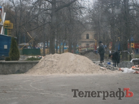 В Приднепровском парке наконец-то начали класть тротуарную плитку