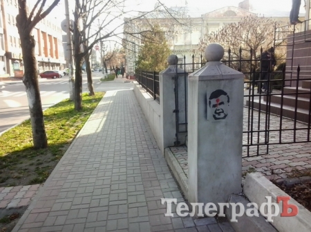 В Кременчуге неизвестные рисуют человека, похожего на Януковича, с красной точкой на лбу