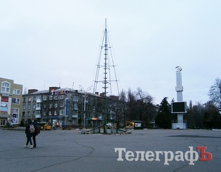 В Кременчуге начали устанавливать главную елку города