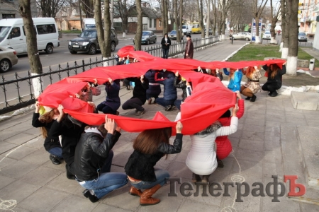 Кременчугские студенты провели флешмоб ко Всемирному дню борьбы со СПИДом