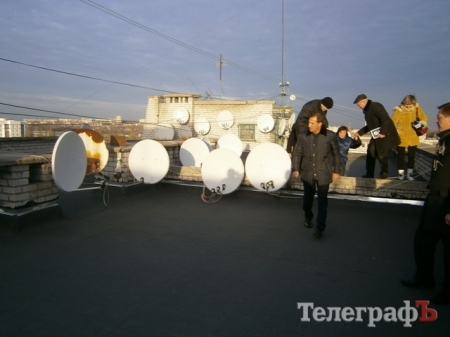 Мэр Кременчуга требует написать правила установки антенн на крышах и упорядочить размещение проводов в подъездах