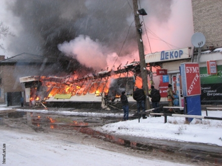 Дважды в Хороле тушили сильный пожар в магазине