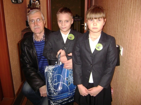 Депутат Автозаводского райсовета Сергей Кулешов вручил детям-инвалидам подарки ко Дню Святого Николая