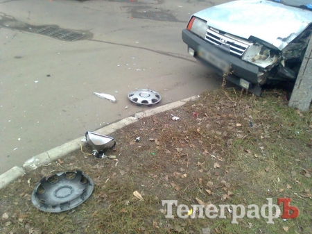 В Кременчуге столкнулись две машины: одна врезалась в столб