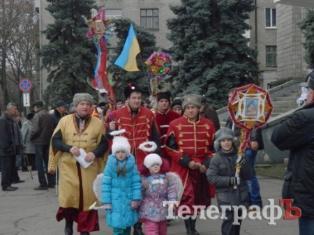 В Кременчуге майдановцы колядовали у дома мэра, прокурора, в милиции и СБУ