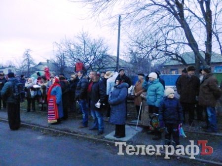 В Кременчуге майдановцы колядовали у дома мэра, прокурора, в милиции и СБУ