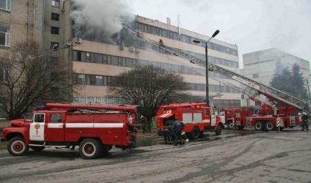 Восемь человек погибли во время пожара на заводе "Хартрон"