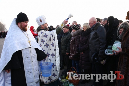 Кременчужане на Крещение святили воду и купались в Днепре