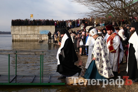 Кременчужане на Крещение святили воду и купались в Днепре