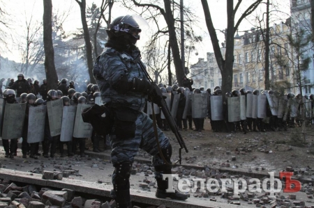 Улица Грушевского после ночи столкновений: эксклюзивный фоторепортаж