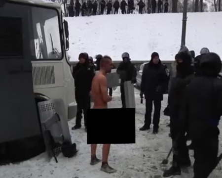 Силовики на Грушевского дразнили, били и фотографировали голого парня на морозе (шокирующее видео)