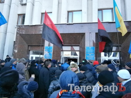 В Кременчуге активисты «Майдана» пытались войти в мэрию и взять ее под свою охрану