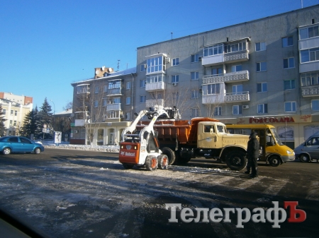 Снег из центра Кременчуга вывозится в парк Снег из центра Кременчуга вывозится в парк