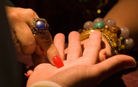 В Кременчуге «сняли порчу» с 12-летней девочки за 20 тысяч гривен В Кременчуге «сняли порчу» с 12-летней девочки за 20 тысяч гривен