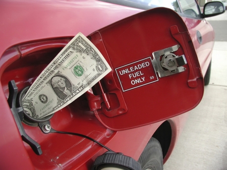 Подорожчання валюти спровокувало підвищення цін на бензин, авто, їжу