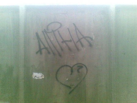 Стена Любви и Плача у одной из кременчугских школ