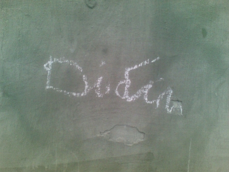 Стена Любви и Плача у одной из кременчугских школ